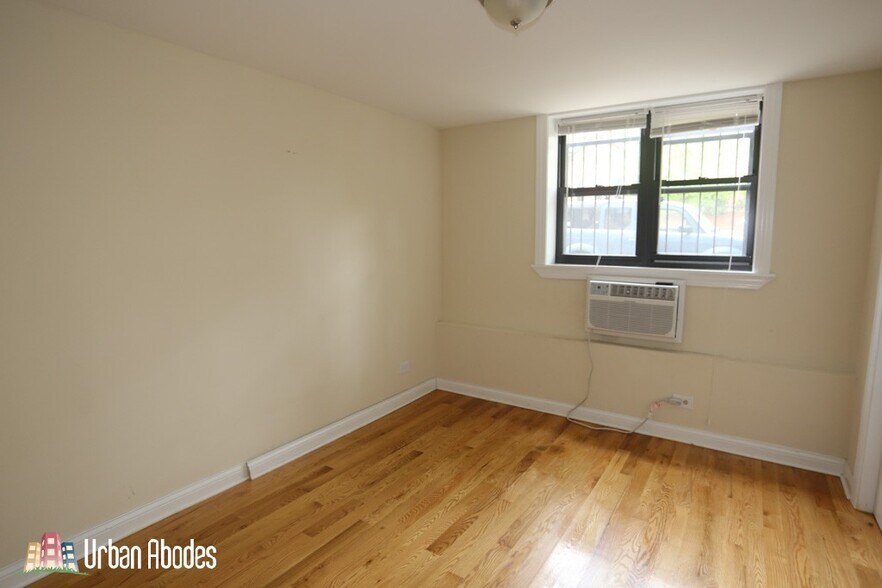 Building Photo - 456 W Barry Ave