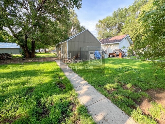 Building Photo - 605 W 10th-4 Bedroom House with Garage