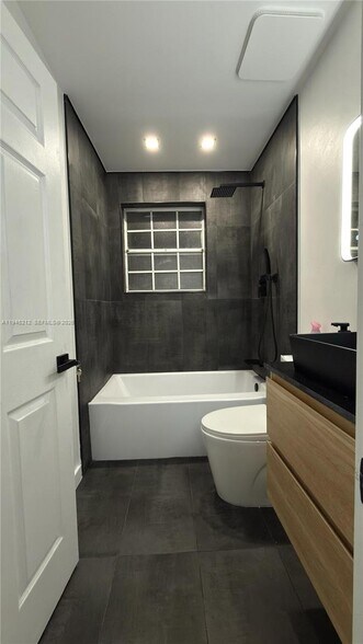 Building Photo - 1001 SW 98th Ave