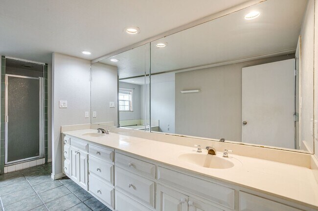 Building Photo - 406 Bellevue Dr
