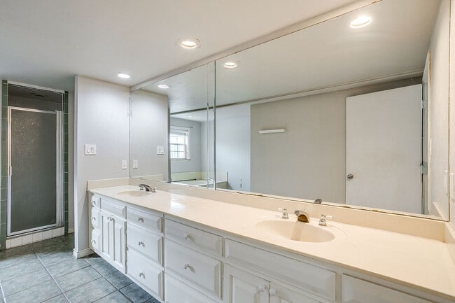 Building Photo - Amazing Historic 1940's Home in Original Cleburne- 4 Bed- 3 Bath w/ Multiple Living Areas- 76033