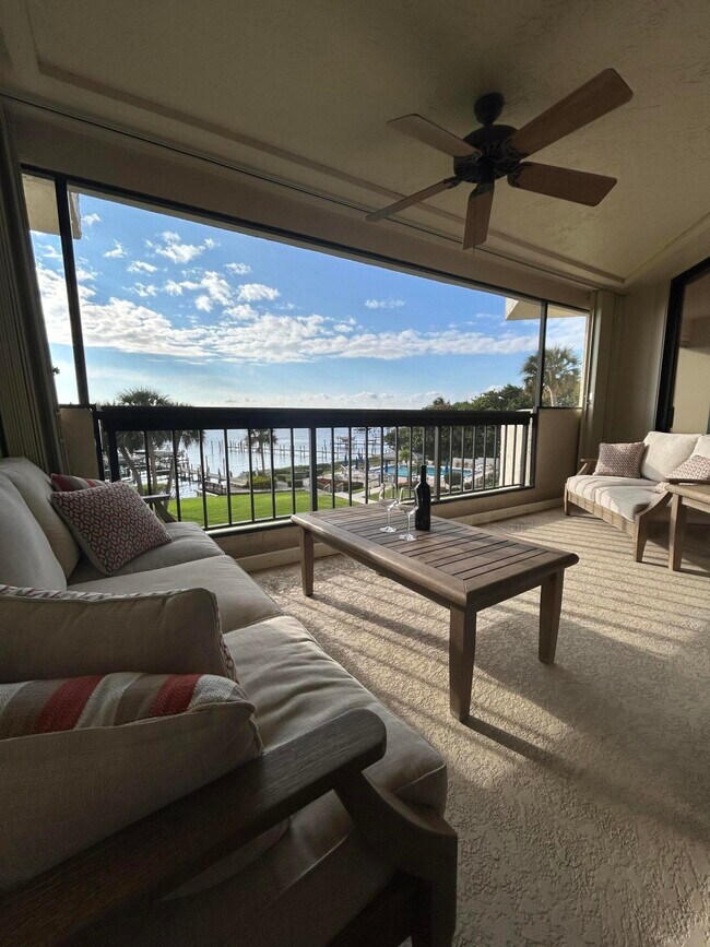 Building Photo - 625 NW North River Dr