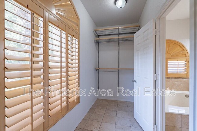 Building Photo - 4663 S Oleander Dr