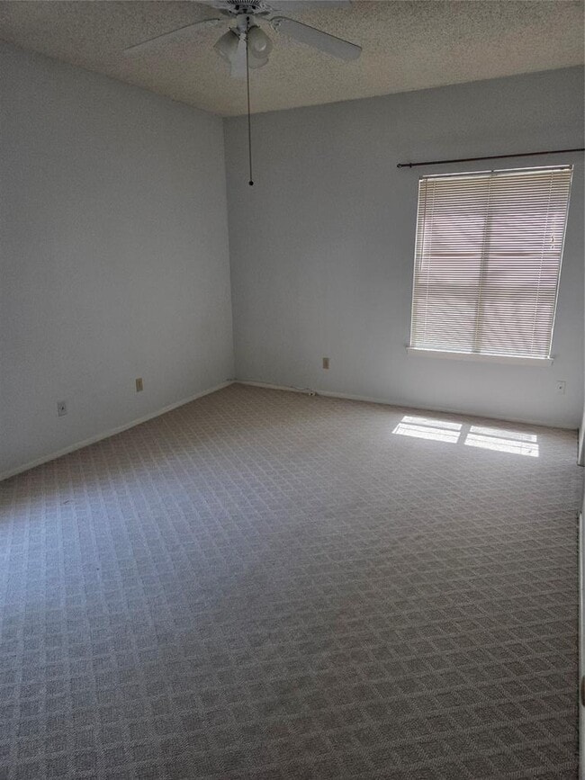 Building Photo - 8111 Baywood Dr