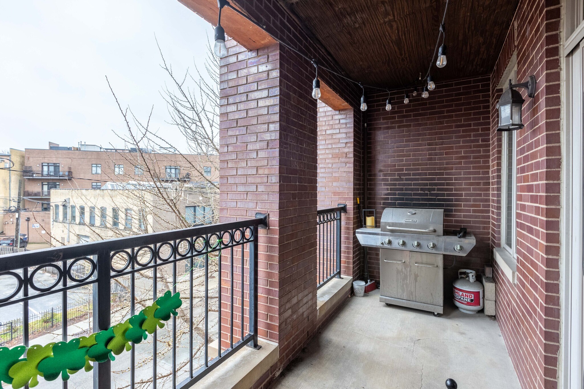 Building Photo - 1136 W Diversey Pky