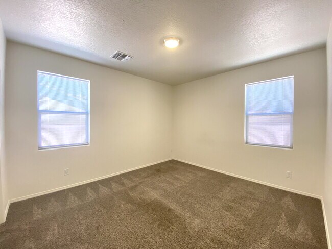 Building Photo - MUST SEE 3BR/2Bath