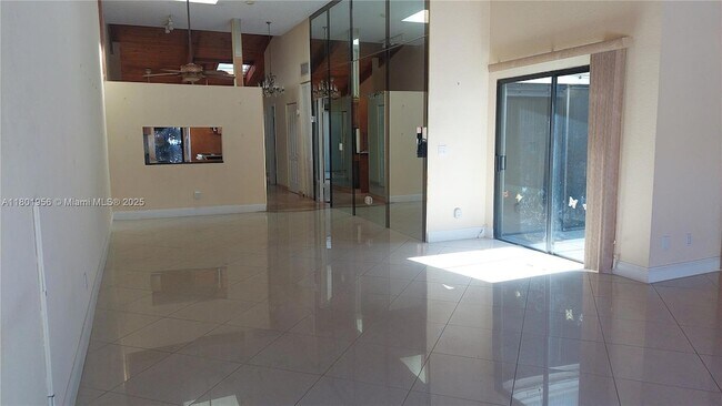 Building Photo - 2675 Parkview Dr S