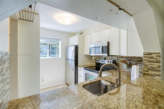 Building Photo - 3095 N Oakland Forest Dr
