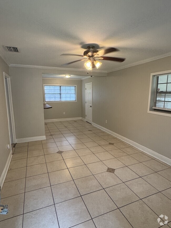 Building Photo - 2802 Southwood Dr