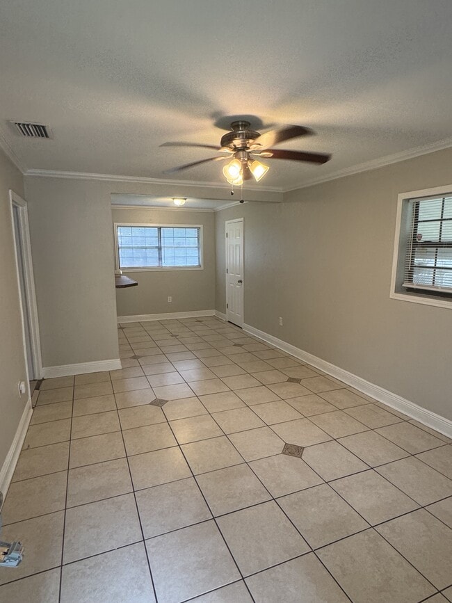 Building Photo - 2802 Southwood Dr