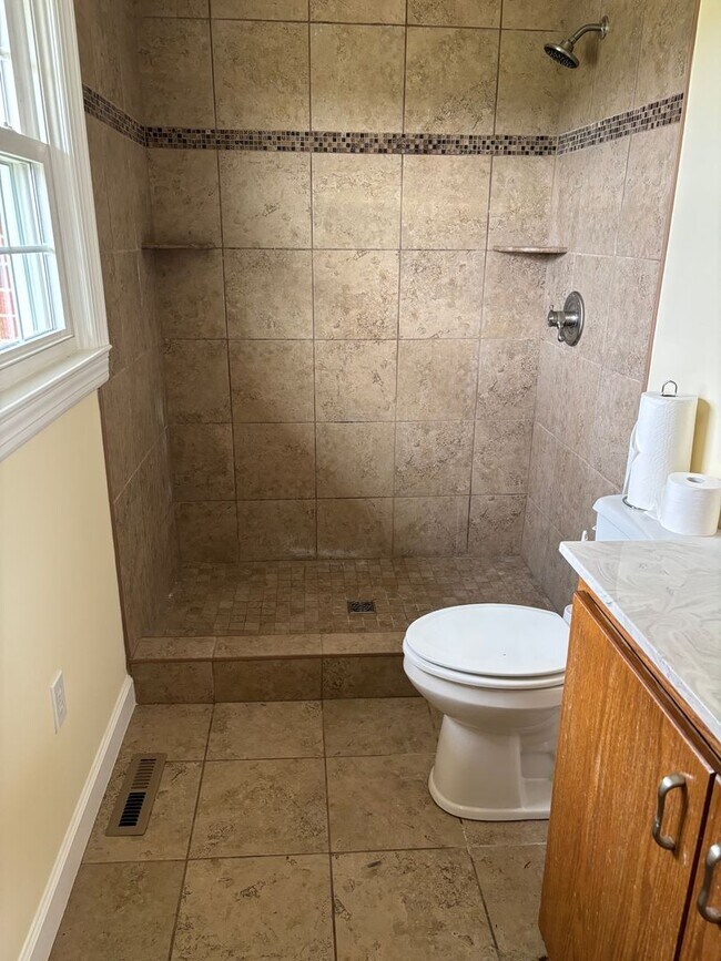 Building Photo - Large 4 Bedroom House in Quiet Country Setting