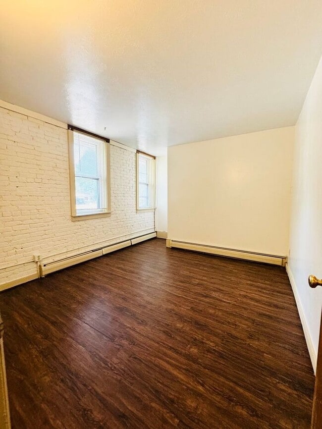 Building Photo - Beautiful 3 Bed 1.5 Bath Townhome in a Ren...