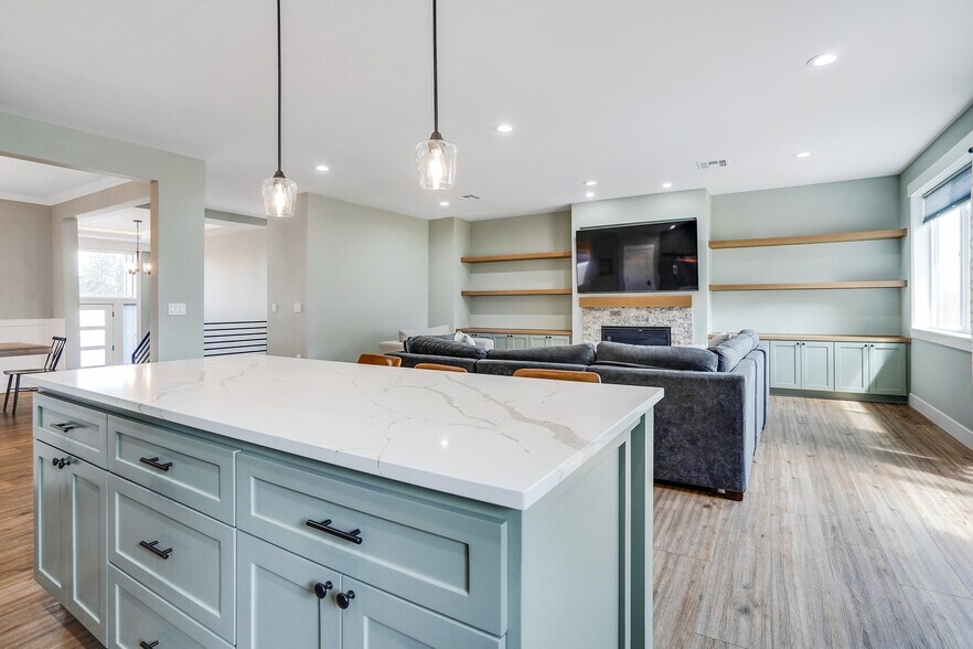 Building Photo - 1132 Thunderbird Ave S