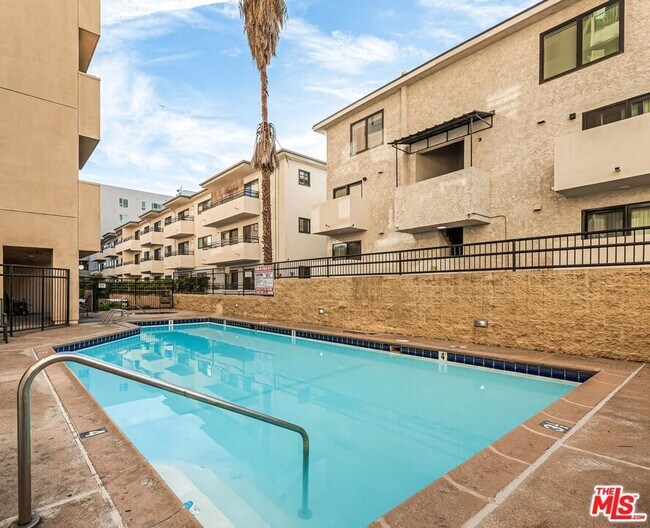 Building Photo - 727 S Ardmore Ave