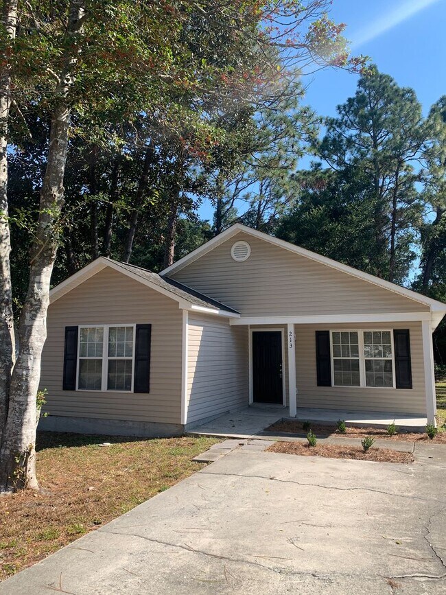 Building Photo - 3 Bedroom 2 Bath House on Hillsdale Drive