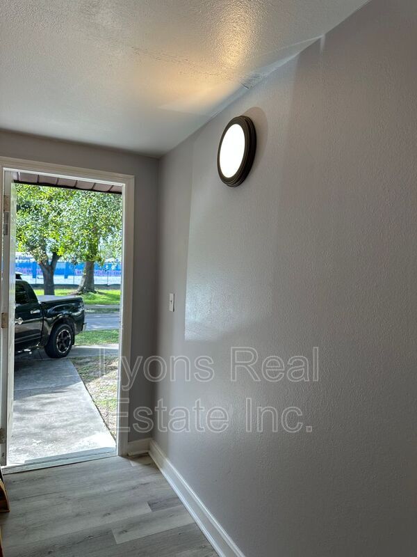 Building Photo - 2115 Crawford St