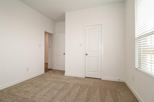 Building Photo - 1912 Ponderosa Pne Ln