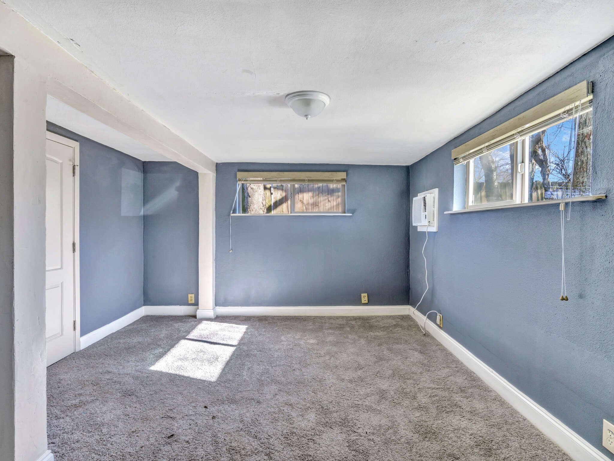 Building Photo - 731 W Hull St