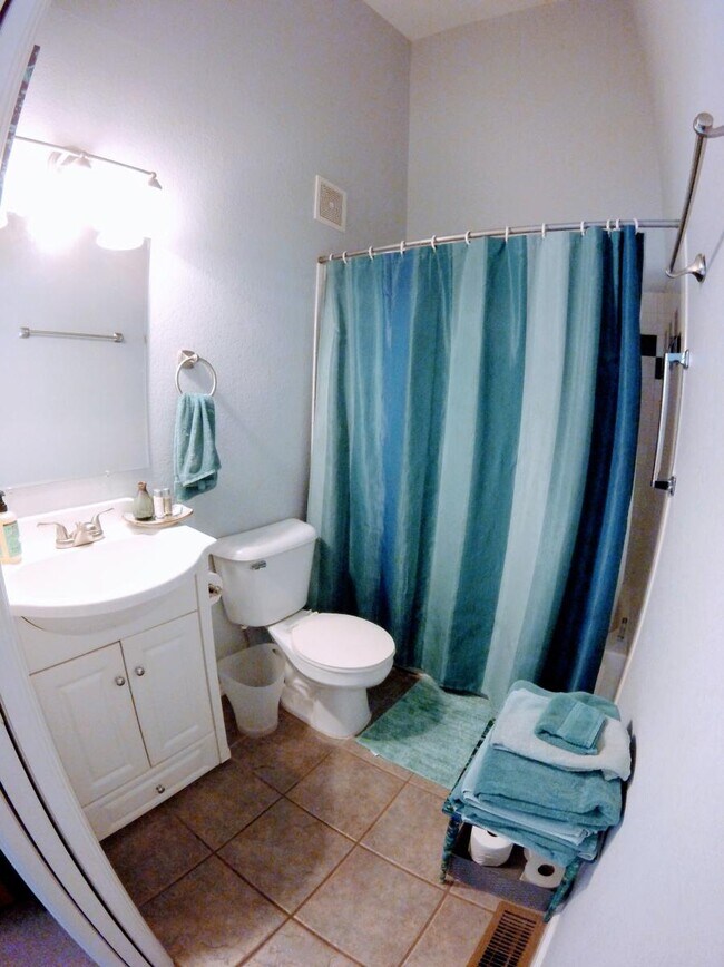 Bedroom 2 bathroom - 2918 Yates St