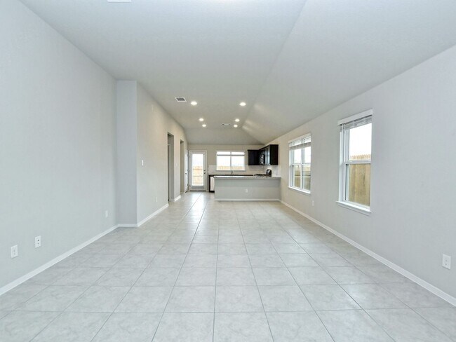 Building Photo - 3 BR / 2 BA - 1533 SF in Bastrop - Close t...