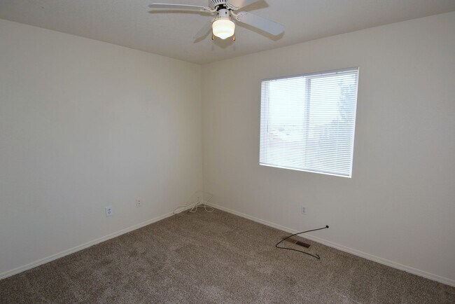 Building Photo - Great location! Nice 3Br, 2.5Ba Near Alame...