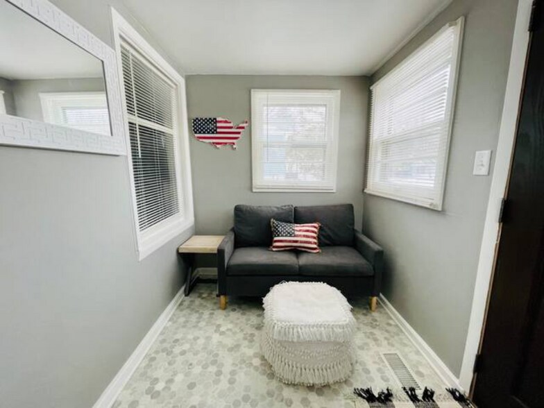 Building Photo - 926 N Walts Ave