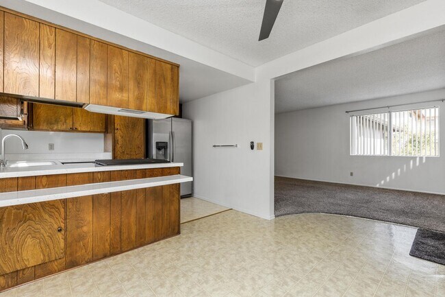 Building Photo - Move-in Ready Condo!