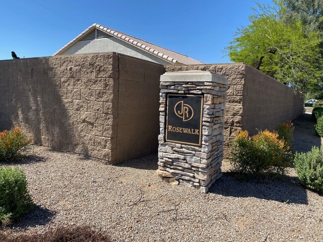 Building Photo - Close to community amenities!