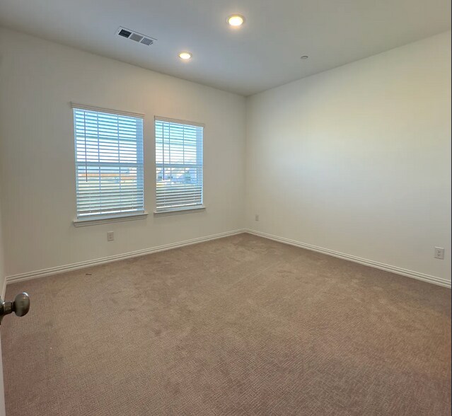 Building Photo - 9575 Speaker Dr