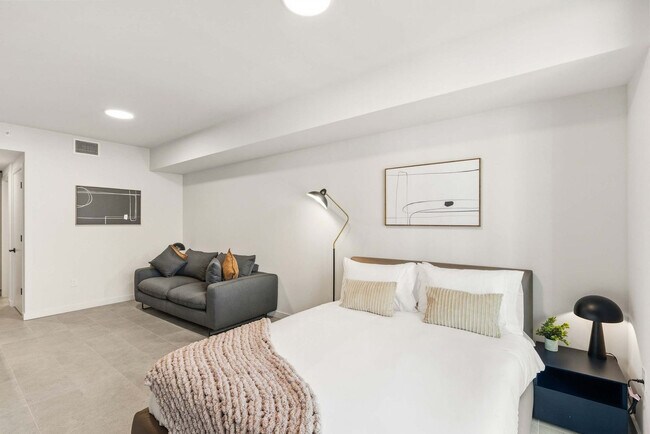 Building Photo - 121 NE 5th St