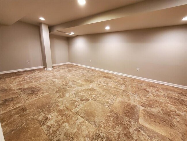 Building Photo - 4615 Mystic Dr NE
