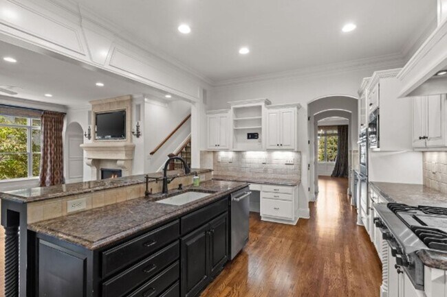 Building Photo - Impeccable Green Hills Home