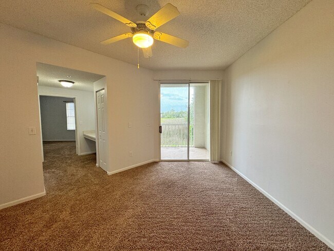 Building Photo - Las Palmas, one-bedroom first floor condo with garage!