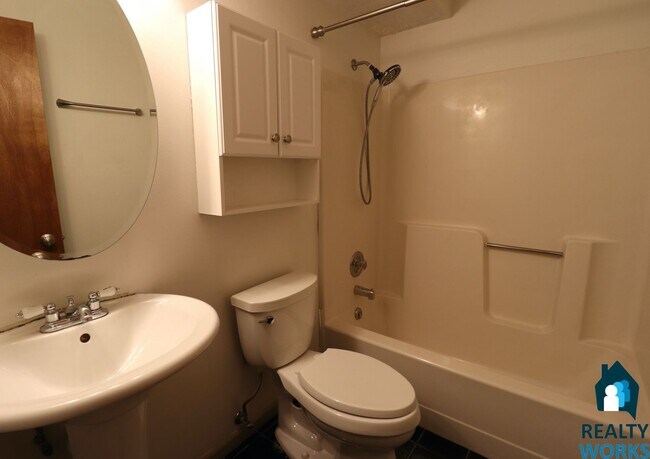 Building Photo - Beautiful 3 Bedroom Townhome