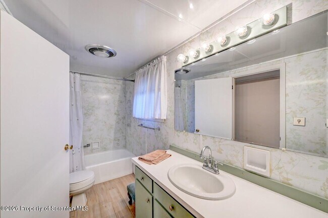 Building Photo - 454 Hickory St