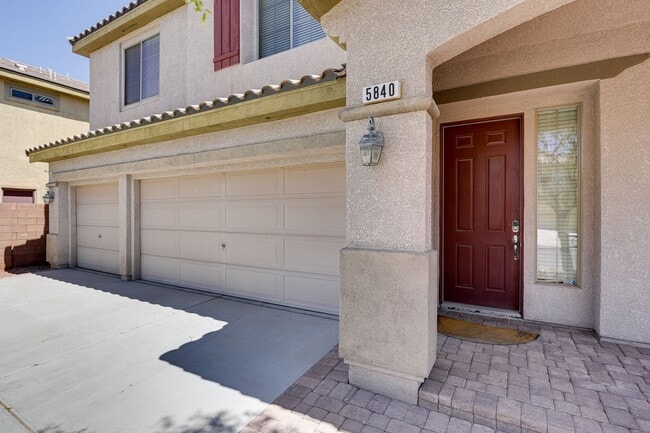 Building Photo - FANTASTIC 3 BEDROOM 2.5 BATH IN NORTH LAS ...
