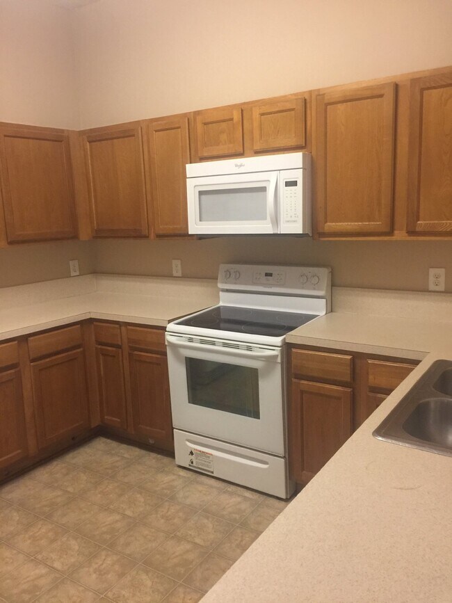 Building Photo - FOR RENT:  3 BEDROOM 2 BATHROOM CONDO LOCA...