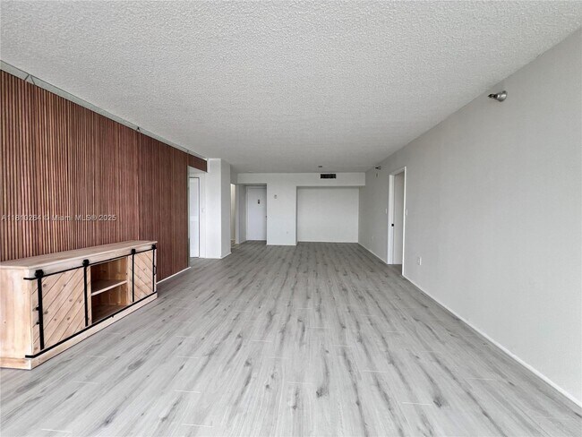 Building Photo - 20515 E Country Club Dr