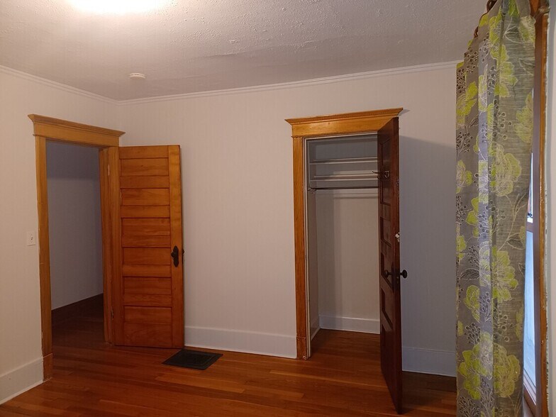 Building Photo - 2025 Maple Ave