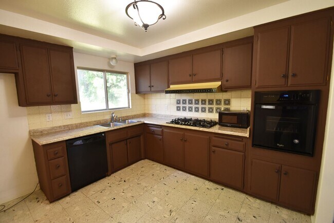 Building Photo - Fullerton Home w/Yard & Garage - 3 Bed/2 Bath
