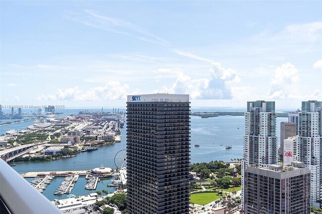 Building Photo - 601 NE 1st Ave