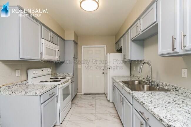 Building Photo - 654 S Mesa Dr