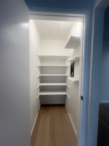 Building Photo - 811 York St