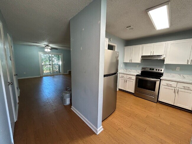 Building Photo - 2BR/1.5BA Townhouse Apartment Conveniently Located!
