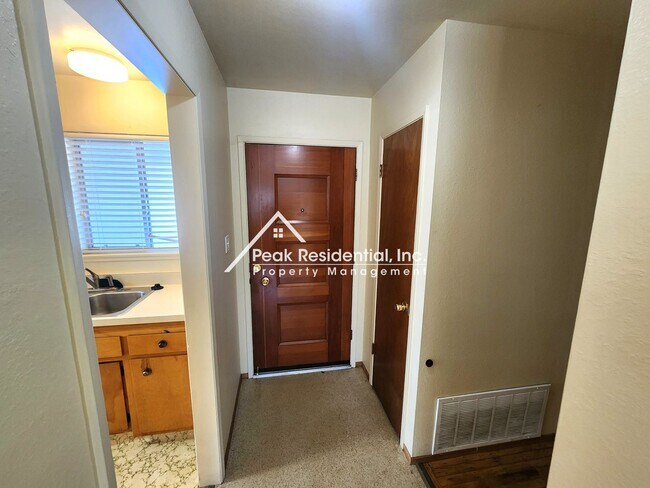 Building Photo - Charming 4bd/2ba Home with Large Backyard