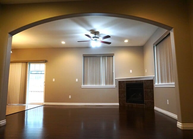 Building Photo - 4 Bedroom, 3 Bath House Available in July!