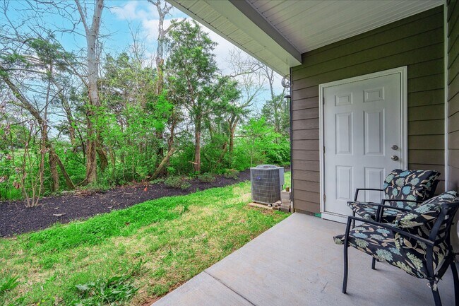 Building Photo - Bright 3-Bed End-Unit Townhome in Cedar St...