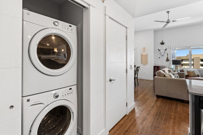 Building Photo - Summit Units: 2 Bedrooms 2 Bathrooms