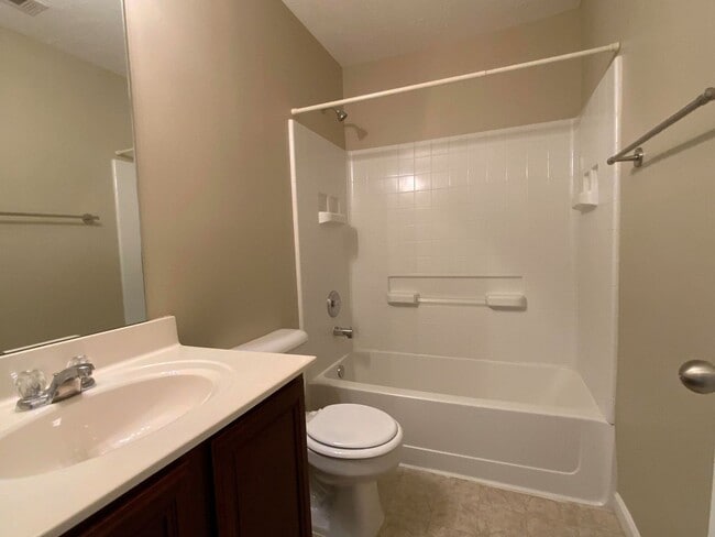 Building Photo - Brentwood Townhome For Lease
