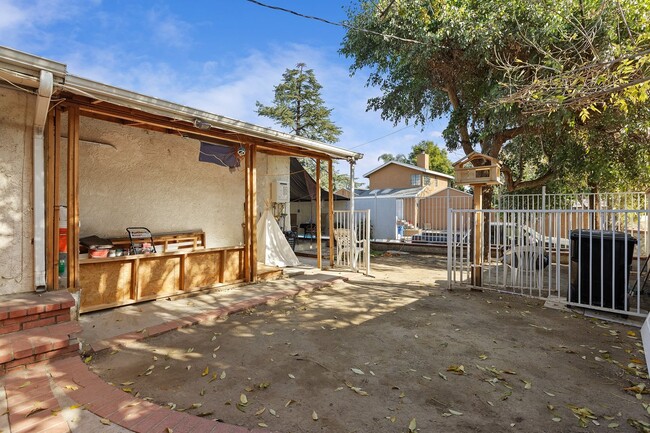 Building Photo - Gorgeous 3-Bedroom Home in Reseda!